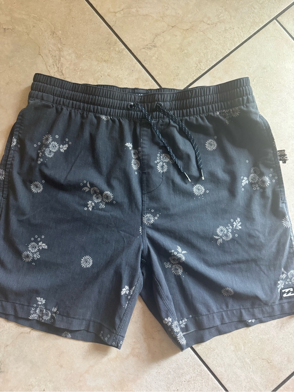 Billabong Men's washed Navy Floral Swim Board Shorts size s